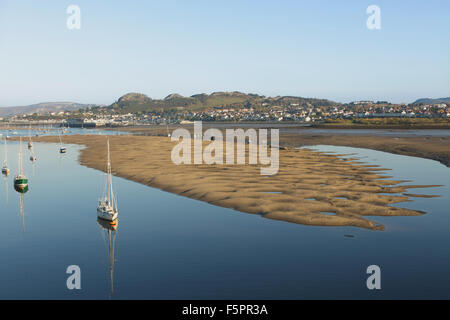 Sandbänken an der Mündung des Flusses Conway in Nord-Wales. Friedliche Aussicht mit Yachten ankern in der ruhigen Flussmündung. Stockfoto