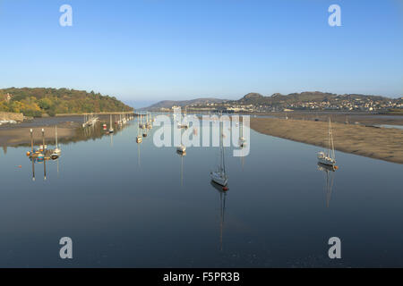 Sandbänken an der Mündung des Flusses Conway in Nord-Wales. Friedliche Aussicht mit Yachten ankern in der ruhigen Flussmündung. Stockfoto