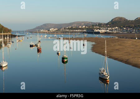 Sandbänken an der Mündung des Flusses Conway in Nord-Wales. Friedliche Aussicht mit Yachten ankern in der ruhigen Flussmündung. Stockfoto