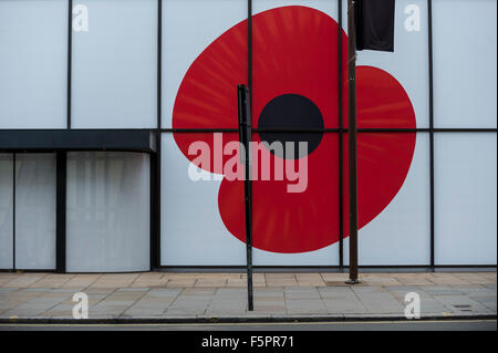 London, UK.  8. November 2015.  Ein Gebäude auf der Strand ist mit einem riesigen Mohn am Remembrance Day Sonntag geschmückt. Bildnachweis: Stephen Chung / Alamy Live News Stockfoto