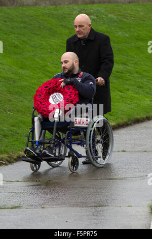 Rollstuhlfahrer bei Blackpool, Lancashire, UK 8. November 2015. Erinnerung Sonntag Parade. Seine Beine waren in Afghanistan geblasen, aber Rick Clement seinen Rollstuhl hinter einem Kranz auf Erinnerung Sonntag vor fünf Jahren zu legen eine Explosion fast cut Rick Clement in der Hälfte. Heute ist die ehemalige Armee Sergeant getrotzt medizinische Erwartung und ging einen Kranz, Trauerfeier seiner Heimatstadt zu legen. Stockfoto