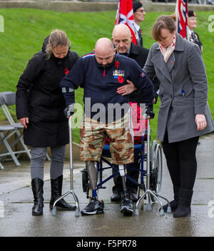 Blackpool, Lancashire, UK 8. November 2015.  Erinnerung-Sonntag-Parade. Seine Beine waren in Afghanistan abgeblasen, aber Rick Clement seinen Rollstuhl hinterließ einen Kranz auf Erinnerung Sonntag fünf Jahren lag, was, die eine Explosion praktisch Rick Clement in zwei Hälften geschnitten.  Heute der ehemaligen Armee-Sergeant trotzte medizinische Erwartung und ging um einen Kranz in seiner Heimatstadt Gedenkgottesdienst zu legen.  Bildnachweis: Mar Photographics/Alamy Live-Nachrichten Stockfoto