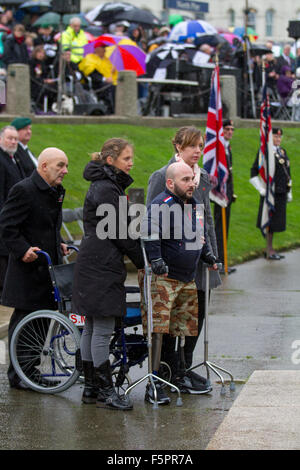 Blackpool, Lancashire, UK 8. November 2015.  Erinnerung-Sonntag-Parade. Seine Beine waren in Afghanistan abgeblasen, aber Rick Clement seinen Rollstuhl hinterließ einen Kranz auf Erinnerung Sonntag fünf Jahren lag, was, die eine Explosion praktisch Rick Clement in zwei Hälften geschnitten.  Heute der ehemaligen Armee-Sergeant trotzte medizinische Erwartung und ging um einen Kranz in seiner Heimatstadt Gedenkgottesdienst zu legen.  Bildnachweis: Mar Photographics/Alamy Live-Nachrichten Stockfoto