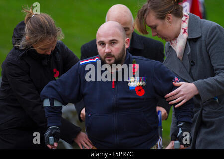 Blackpool, Lancashire, UK 8. November 2015.  Erinnerung-Sonntag-Parade. Seine Beine waren in Afghanistan abgeblasen, aber Rick Clement seinen Rollstuhl hinterließ einen Kranz auf Erinnerung Sonntag fünf Jahren lag, was, die eine Explosion praktisch Rick Clement in zwei Hälften geschnitten.  Heute der ehemaligen Armee-Sergeant trotzte medizinische Erwartung und ging um einen Kranz in seiner Heimatstadt Gedenkgottesdienst zu legen.  Bildnachweis: Mar Photographics/Alamy Live-Nachrichten Stockfoto