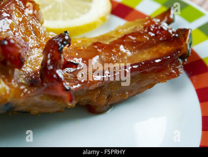 Würzige Schweinerippchen in Orangensauce Stockfoto