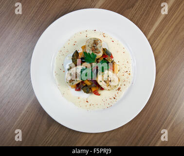 Salat mit Auberginen, Huhn und Gemüse. Nahaufnahme Stockfoto