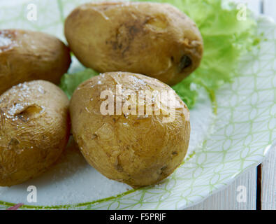 Kanarische Kartoffeln faltig. Traditionelle gebackene Kartoffelgericht gegessen auf den Kanarischen Inseln. Stockfoto