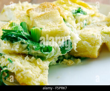 Strata - Auflaufformen in amerikanische Küche. hergestellt aus einer Mischung besteht hauptsächlich aus Brot, Eiern und Käse Stockfoto