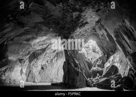 Schwarz / weiß Foto der Cathedral Cave in The Lake District National Park, Cumbria Stockfoto