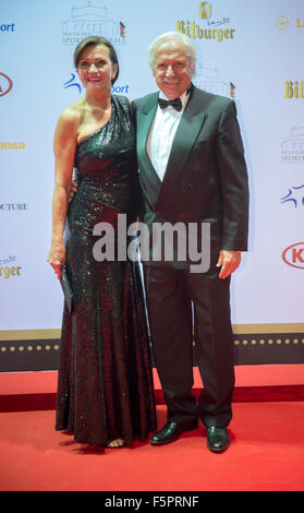 Ehemalige serbische Fußball-Trainer Dragoslav "Stepi" Stepanovic und seine Frau Jelena kommen bei Deutscher Sportpresseball (deutsche Sport Presseball) in Frankfurt Am Main, Deutschland, 7. November 2015. FOTO: ANDREAS ARNOLD/DPA Stockfoto