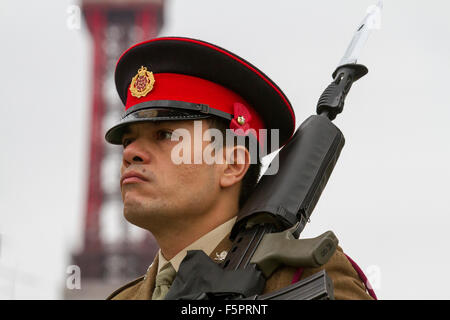 Blackpool, Lancashire, Großbritannien, 8. November 2015. Bewaffnete Wache an der Erinnerung Sonntag Parade am Ehrenmal. Stockfoto