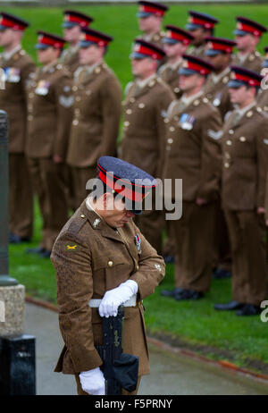 Blackpool, Lancashire, Großbritannien, 8. November 2015. Erinnerung Sonntag britische Armee Parade. Streitkräfte Parade am Ehrenmal. Stockfoto