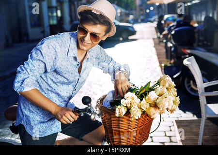 Hübscher junger Kerl mit einem stylischen bike Stockfoto