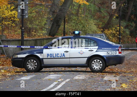 Sopot, Polen. 8. November 2015. Eine 34 Jahre alte Frau wurde von einem fallenden Baum in Sopot, Nordpolen am Sonntag wegen des starken Windes getötet. Die Frau ging eine Straße entlang mit der Mutter wenn der Unfall ereignet hat. Ihre Mutter wurde ins Krankenhaus in einem ernsten Zustand gebracht. Seit den frühen Morgenstunden wurde die Feuerwehr in Aktion etwa 100 Mal in der Region Pommern genannt. Sie entfernen, umgestürzte Bäume und Dächer. Bildnachweis: Michal Fludra/Alamy Live-Nachrichten Stockfoto