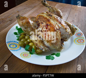 Poulet Garni - gebratenes Huhn mit Kräutern. Französische Küche Stockfoto