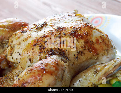 Poulet Garni - gebratenes Huhn mit Kräutern. Französische Küche Stockfoto