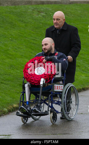 Rollstuhlfahrer bei Blackpool, Lancashire, UK 8. November 2015. Erinnerung Sonntag Parade. Seine Beine waren in Afghanistan geblasen, aber Rick Clement seinen Rollstuhl hinter einem Kranz auf Erinnerung Sonntag vor fünf Jahren zu legen eine Explosion fast cut Rick Clement in der Hälfte. Heute ist die ehemalige Armee Sergeant getrotzt medizinische Erwartung und ging einen Kranz, Trauerfeier seiner Heimatstadt zu legen. Stockfoto