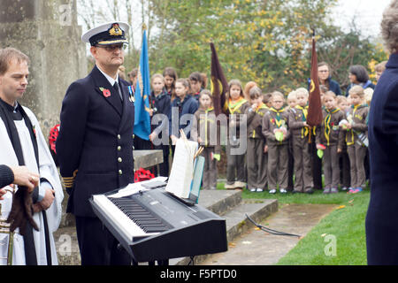 Godalming, Surrey, UK. 8. November 2015. Godalming, Surrey, UK. 8. November 2015. Captain Cook von der Royal Navy, die Teilnahme an den Gedenktag Service in Godalming in Surrey, UK. Bildnachweis: James Jagger/Alamy Live News Stockfoto