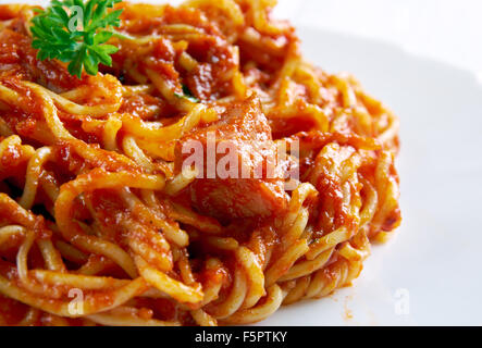 Naporitan - Japan Schale besteht aus Spaghetti, Tomaten Ketchup., grüne Paprika, Wurst, Speck und Tabasco-sauce Stockfoto