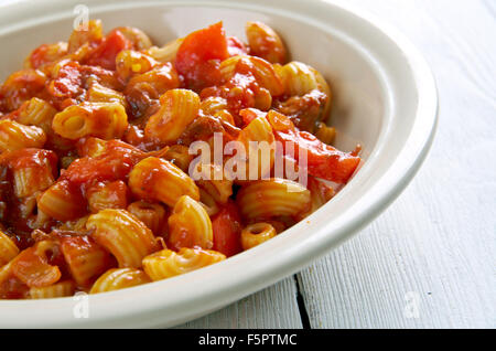 Amerikanische Chop-Suey - amerikanische Nudelgericht, Rindfleisch als Tomatensauce. Italienisch-amerikanische Küche Stockfoto