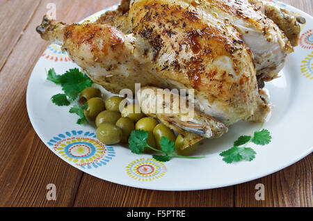 Poulet Garni - gebratenes Huhn mit Kräutern. Französische Küche Stockfoto