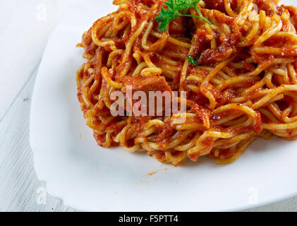 Naporitan - Japan Schale besteht aus Spaghetti, Tomaten Ketchup., grüne Paprika, Wurst, Speck und Tabasco-sauce Stockfoto