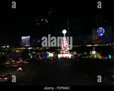 Quezon City, Philippinen. 6. November 2015. SM North, enthüllt das fünftgrößte Einkaufszentrum der Welt, ihre riesigen Weihnachtsbaum hoch und rund 50 Fuß auf 6. November 2015. Der Christbaumschmuck wird angetrieben durch LED-Leuchten. Bildnachweis: Sherbien Dacalanio/Pacific Press/Alamy Live-Nachrichten Stockfoto