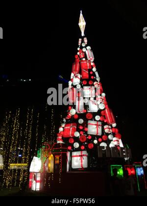 Quezon City, Philippinen. 6. November 2015. SM North, enthüllt das fünftgrößte Einkaufszentrum der Welt, ihre riesigen Weihnachtsbaum hoch und rund 50 Fuß auf 6. November 2015. Der Christbaumschmuck wird angetrieben durch LED-Leuchten. Bildnachweis: Sherbien Dacalanio/Pacific Press/Alamy Live-Nachrichten Stockfoto