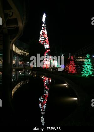 Quezon City, Philippinen. 6. November 2015. SM North, enthüllt das fünftgrößte Einkaufszentrum der Welt, ihre riesigen Weihnachtsbaum hoch und rund 50 Fuß auf 6. November 2015. Der Christbaumschmuck wird angetrieben durch LED-Leuchten. Bildnachweis: Sherbien Dacalanio/Pacific Press/Alamy Live-Nachrichten Stockfoto