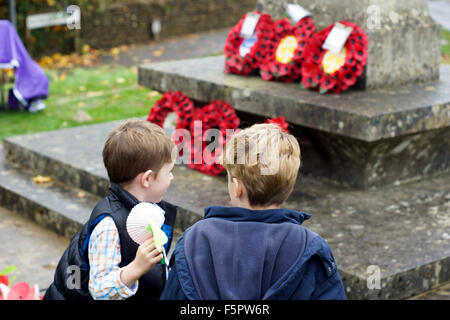 Godalming, Surrey, UK. 8. November 2015. Godalming, Surrey, UK. 8. November 2015. Zwei junge Burschen, die Diskussion über die Bedeutung der Remembrance Day Service in Godalming in Surrey, UK. Bildnachweis: James Jagger/Alamy Live News Stockfoto