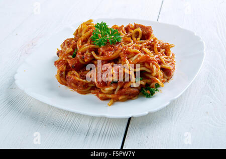 Naporitan - Japan Schale besteht aus Spaghetti, Tomaten Ketchup., grüne Paprika, Wurst, Speck und Tabasco-sauce Stockfoto