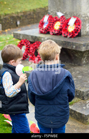 Godalming, Surrey, UK. 8. November 2015. Godalming, Surrey, UK. 8. November 2015. Zwei junge Burschen, die Diskussion über die Bedeutung der Remembrance Day Service in Godalming in Surrey, UK. Bildnachweis: James Jagger/Alamy Live News Stockfoto