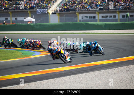 Cheste, Valencia, Spanien. 8. November 2015. Moto3 Grand Prix Motul Comunitat Valenciana. Miguel Oliveira (POR), Red Bull KTM Ajo Fahrer in Aktion während des Rennens der Moto3 in der Grand Prix-Motul Comunitat Valenciana aus der Circuito de Cheste. Bildnachweis: Action Plus Sport Bilder/Alamy Live News Stockfoto