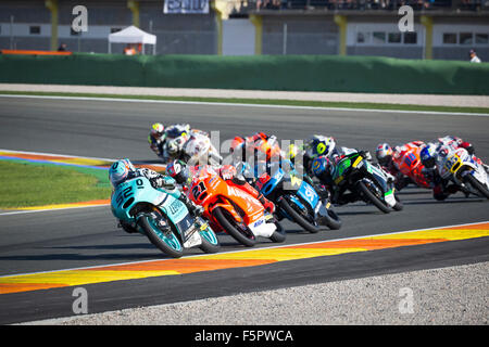 Cheste, Valencia, Spanien. 8. November 2015. Moto3 Grand Prix Motul Comunitat Valenciana. Danny Kent (GBR), Leopard Racing-Pilot, auf seinem Weg zum Weltmeister 2015 während des Rennens der Moto3 in der Grand Prix-Motul Comunitat Valenciana aus der Circuito de Cheste. Bildnachweis: Action Plus Sport Bilder/Alamy Live News Stockfoto