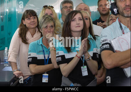 Cheste, Valencia, Spanien. 8. November 2015. Moto3 Grand Prix Motul Comunitat Valenciana. Die Mutter von Danny Kent (GBR), Leopard Racing-Pilot, Uhren Aktion eng während des Rennens der Moto3 in der Grand Prix-Motul Comunitat Valenciana aus der Circuito de Cheste. Bildnachweis: Action Plus Sport Bilder/Alamy Live News Stockfoto