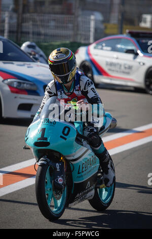 Cheste, Valencia, Spanien. 8. November 2015. Moto3 Grand Prix Motul Comunitat Valenciana. Danny Kent (GBR), Leopard Racing Fahrer während des Rennens der Moto3 in der Grand Prix-Motul Comunitat Valenciana aus der Circuito de Cheste. Bildnachweis: Action Plus Sport Bilder/Alamy Live News Stockfoto