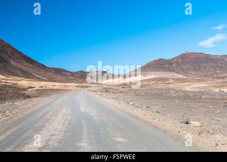 Schotterstraße in den Südwesten von Fuerteventura Stockfoto