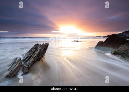 Sonnenuntergang und zurückweichenden Flut an Freathy Strand Whitsand Bay Cornwall UK Stockfoto