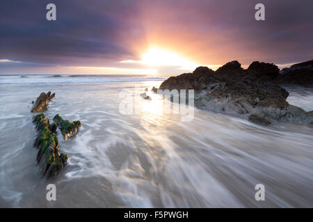 Sonnenuntergang und zurückweichenden Flut an Freathy Strand Whitsand Bay Cornwall UK Stockfoto