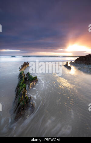 Sonnenuntergang und zurückweichenden Flut an Freathy Strand Whitsand Bay Cornwall UK Stockfoto