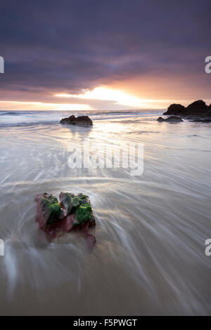 Sonnenuntergang und zurückweichenden Flut an Freathy Strand Whitsand Bay Cornwall UK Stockfoto