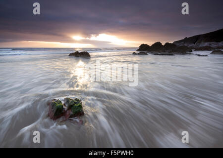 Sonnenuntergang und zurückweichenden Flut an Freathy Strand Whitsand Bay Cornwall UK Stockfoto