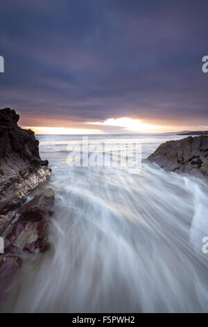 Sonnenuntergang und zurückweichenden Flut an Freathy Strand Whitsand Bay Cornwall UK Stockfoto