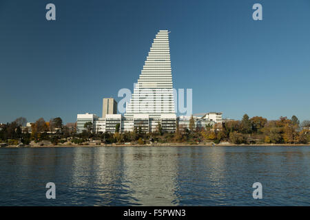 Ein Foto von der neuen Roche-Turm (Gebäude 1, oder Bau 1) an den Ufern des Flusses Rhein in Basel, Schweiz. Stockfoto