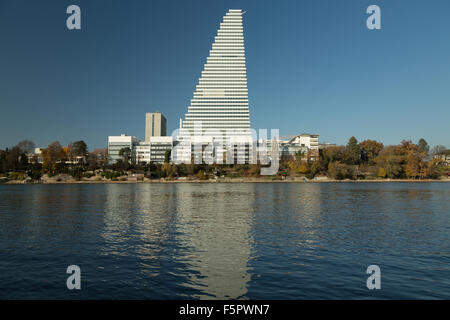 Ein Foto von der neuen Roche-Turm (Gebäude 1, oder Bau 1) an den Ufern des Flusses Rhein in Basel, Schweiz. Stockfoto