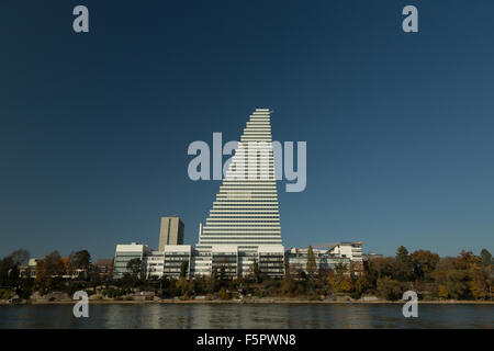 Ein Foto von der neuen Roche-Turm (Gebäude 1, oder Bau 1) an den Ufern des Flusses Rhein in Basel, Schweiz. Stockfoto