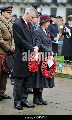 Brighton, UK. 8. November 2015. Caroline Lucas die grünen MP für Brighton Pavillon neben Simon Kirby hielt die konservative Wartungstafel für Brighton Kemptown an der Stadt von Brighton and Hove ein Akt der Gedenkgottesdienst am Kriegerdenkmal in der alten Steine Fotografieren von Simon Dack/Alamy Live News genommen Stockfoto