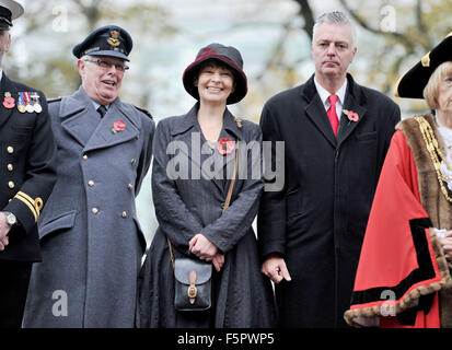 Brighton, UK. 8. November 2015. Caroline Lucas der grüne Abgeordnete für Brighton Pavilion mit Simon Kirby hielt die konservative Wartungstafel für Brighton Kemptown (rechts) in der Stadt von Brighton and Hove ein Akt der Gedenkgottesdienst am Kriegerdenkmal in der alten Steine fotografieren getroffenen Simon Dack/Alamy Live News Stockfoto