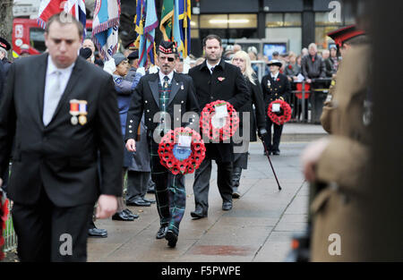 Brighton, UK. 8. November 2015. Kränze niedergelegt sind, an der Stadt von Brighton und Hove ein Akt der Gedenkgottesdienst statt am Kriegerdenkmal in der alten Steine fotografieren getroffenen Simon Dack/Alamy Live News Stockfoto