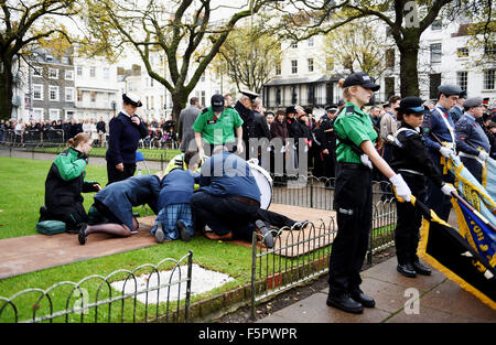 Brighton, UK. 8. November 2015. Notdienste und St John Ambulance kümmern sich um die Bugler, der an der Stadt Brighton zusammengebrochen und Hove ein Akt der Gedenkgottesdienst statt am Kriegerdenkmal in der alten Steine Stockfoto